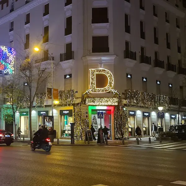 Visitantes paseando y haciendo compras en la Calle Serrano en Salamanca, Madrid